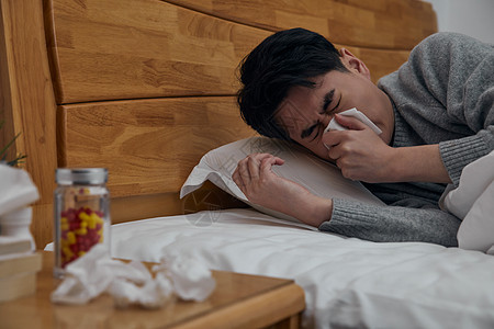 中年男性吃药居家患病中年男性擦拭鼻涕背景