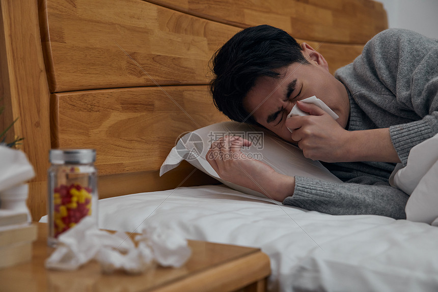 居家患病中年男性擦拭鼻涕图片