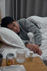患病中年男性居家床上休息图片