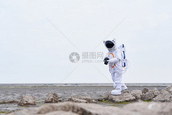 穿着宇航服的男性看相机图片