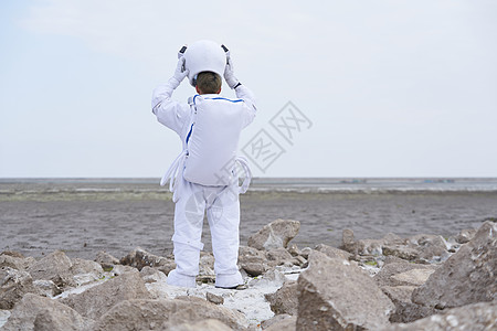 穿着宇航服的男性脱下帽子图片