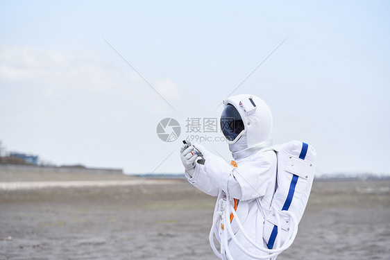 穿着宇航服的男性户外探索图片