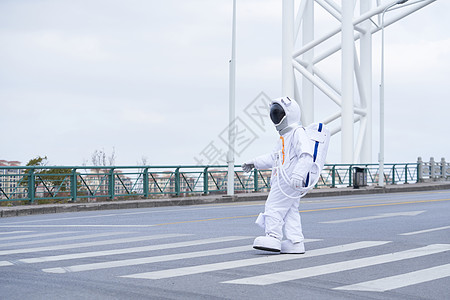 穿着宇航服的男性桥上行走图片