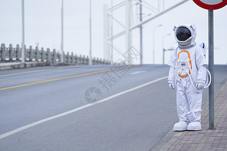 穿着宇航服的男性站在桥上图片