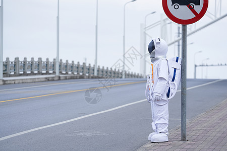 穿着宇航服的男性站在桥上图片