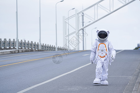 穿着宇航服的男性在桥上行走图片