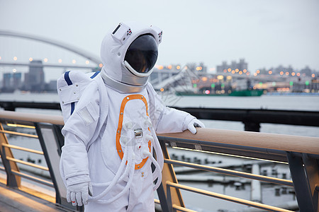 穿着宇航服的男性站在江边图片