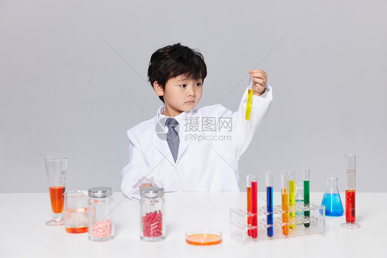 体验化学实验课的小男孩图片