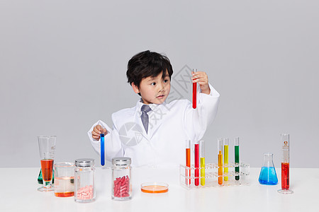 体验化学实验的小男孩图片