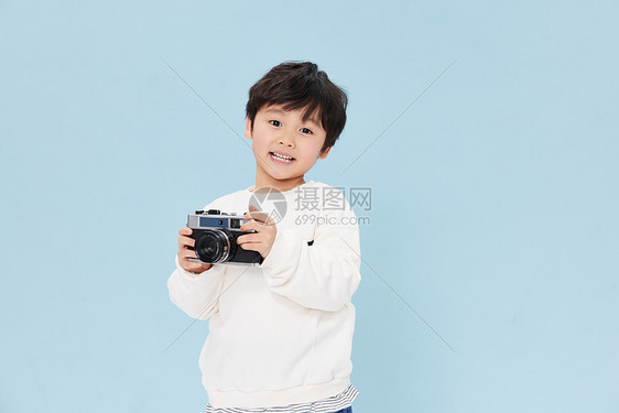拿相机的小男孩图片