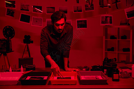 摄影师暗房冲洗胶卷图片素材