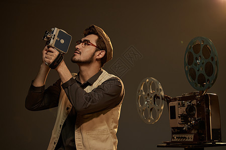 男导演手持电影摄影机形象背景图片