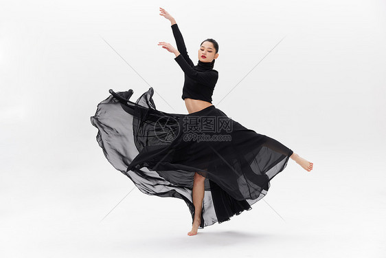 穿黑色纱裙翩翩起舞的女美女图片