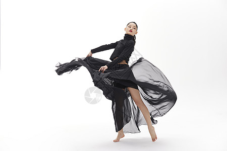 穿黑色纱裙的女性舞者翩翩起舞图片
