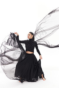 穿黑色纱裙翩翩起舞的女性舞者图片