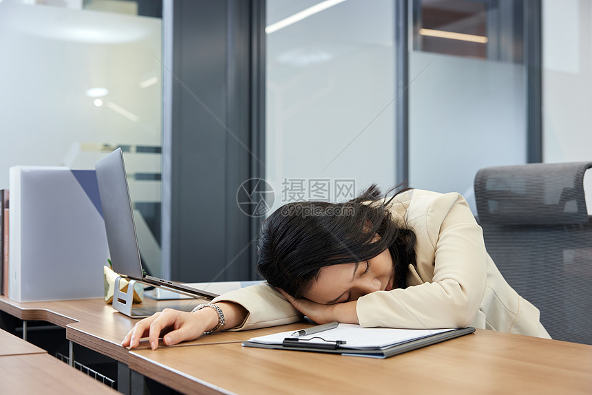 职场商务女性劳累趴在桌子上图片