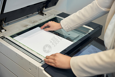 商务人士办公女性商务人士打印机扫描特写背景