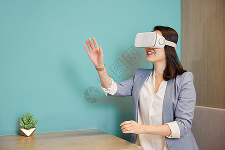 职场商务女性体验VR眼镜图片