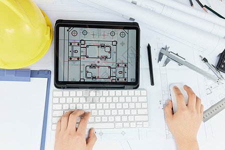 工程师使用平板电脑设计图纸图片