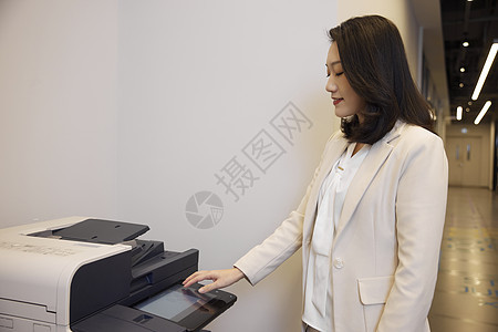 使用打印机扫描的商务职业女性图片