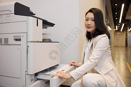 商务职业女性装纸使用打印机扫描图片