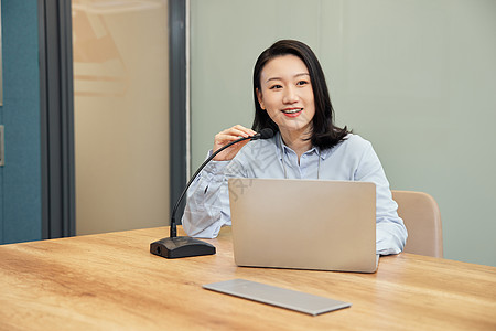 商务女性经营会议室里演讲高清图片