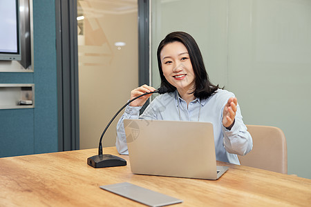 女性商务经营会议室里演讲高清图片