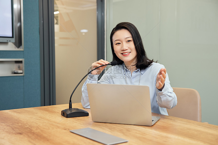 女性商务经营会议室里演讲图片