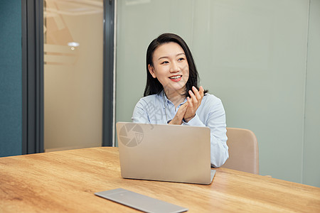 商务女性使用笔记本电脑办公图片