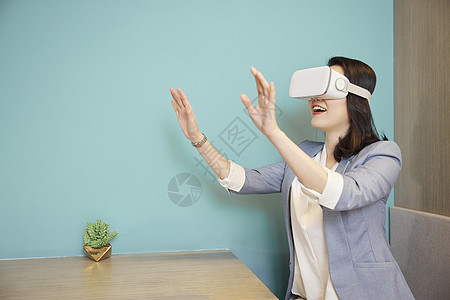 使用VR眼镜探索的商务女性图片