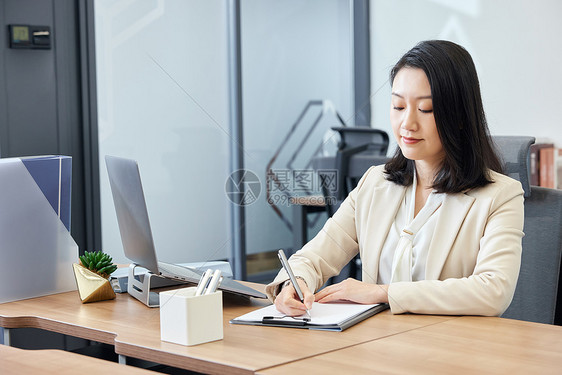 职场商务白领女性写文件图片