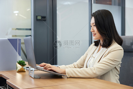 使用笔记本电脑的职场商务女性图片