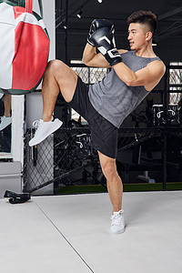 男性拳击运动员用腿做出格挡姿势图片