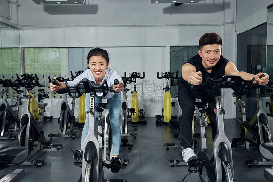 健身房做动感单车训练的青年男女图片