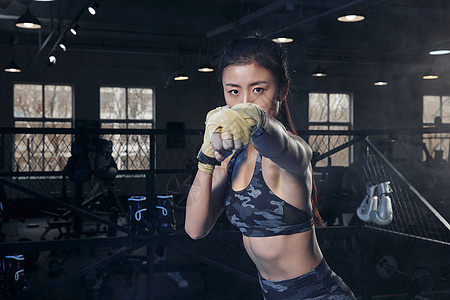 女性拳击运动员出拳击打形象图片