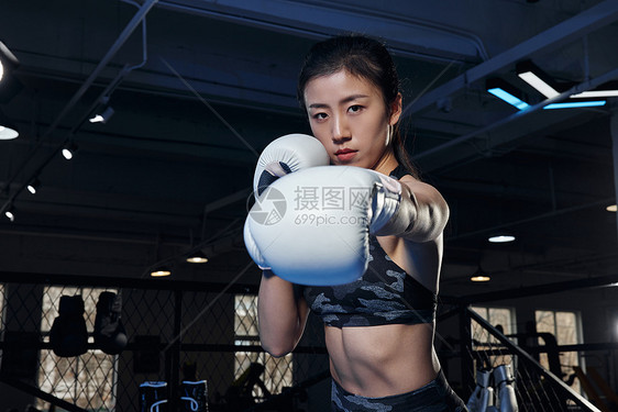 女性拳击运动员出拳击打姿势图片