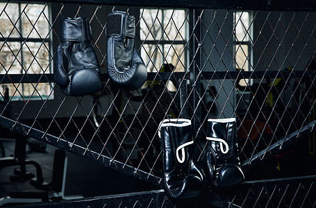 健身房里悬挂着的拳击手套背景图片