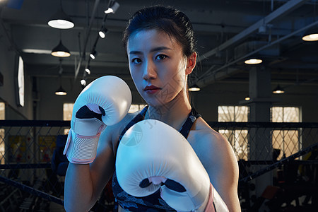 做出预备出拳的姿势的女性拳击运动员背景图片