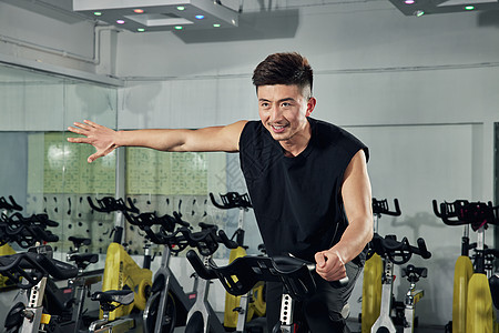 动感单车练习的健身男士图片