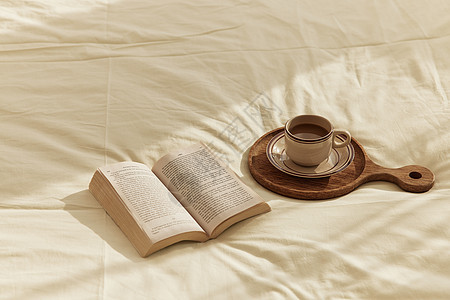 阳光下的书籍与咖啡图片