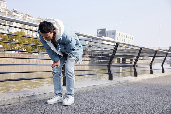 青年男性突发心疾图片