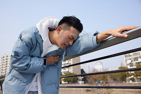户外青年男性突发心脏疾病背景图片