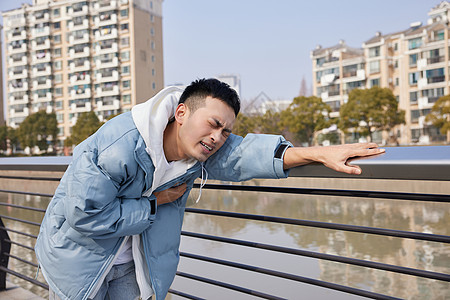 青年男性突发心脏疾病背景图片