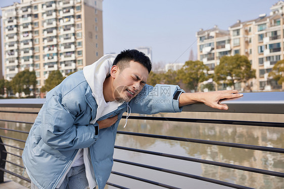 青年男性突发心脏疾病图片