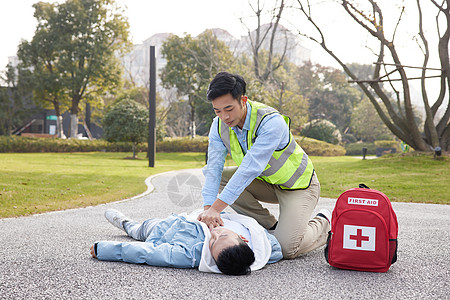 给病人做心脏急救的青年男医生图片素材