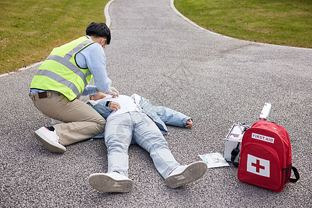 给病人做心脏急救的青年男医生图片素材