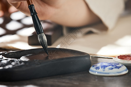 中国风书法用毛笔蘸墨特写背景图片