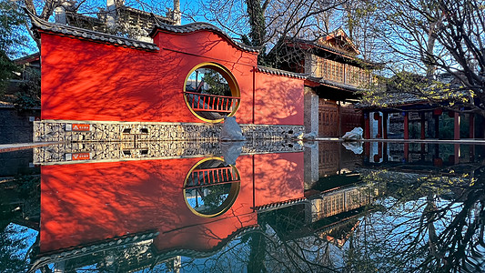 反映云南旅游束河古镇中国风地标红墙古建筑背景