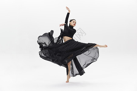 穿着黑色纱裙跳舞的舞者图片