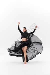 黑色纱裙美女舞蹈形象图片